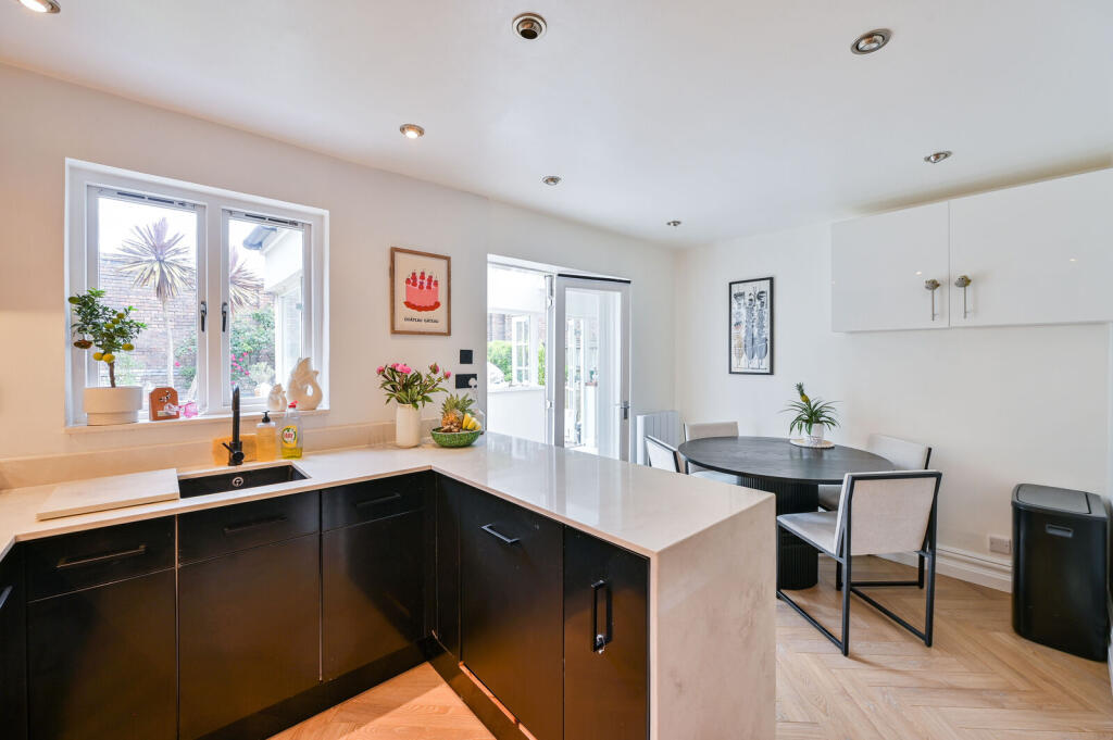 3 bedroom semi-detached house for rent