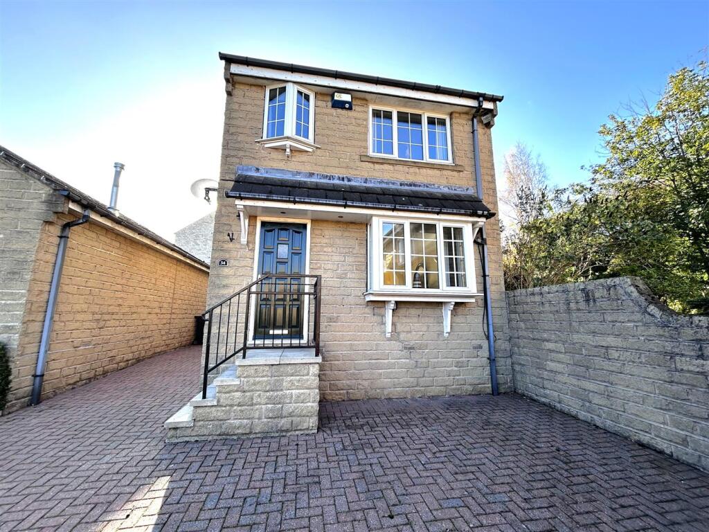 3-bed detached on Inkerman Way, Huddersfield, HD8 8UU, £300,000