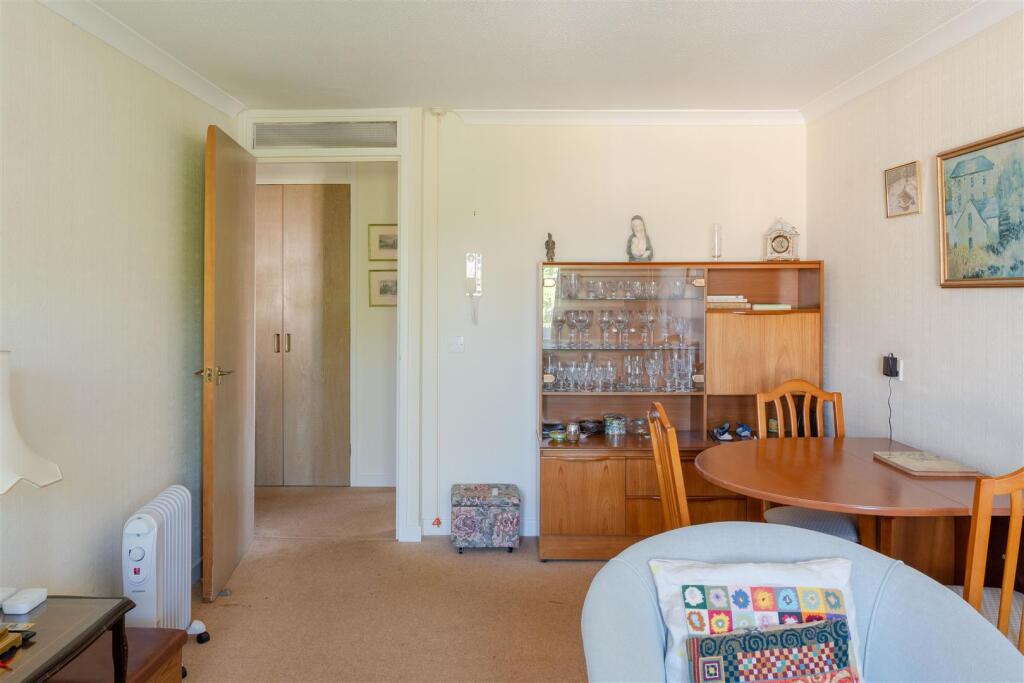 Westleigh Court, Nightingale Lane, Wanstead photo 3