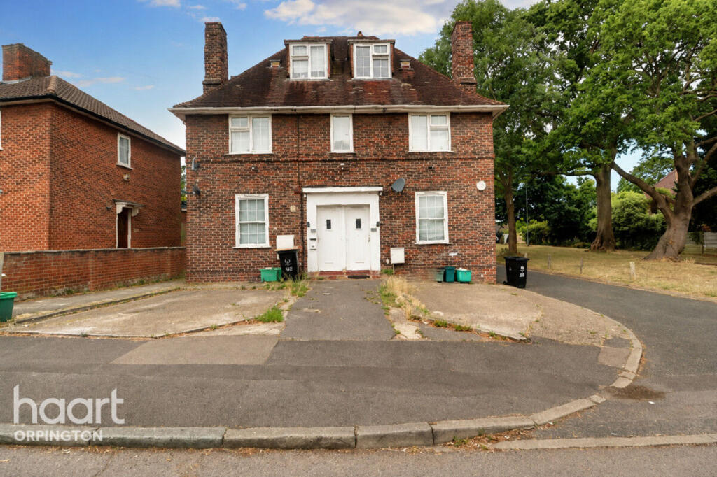 3-bed detached on Framlingham Crescent, London, £450,000