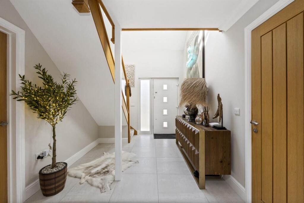 House in Horsham, Thakeham - View 2