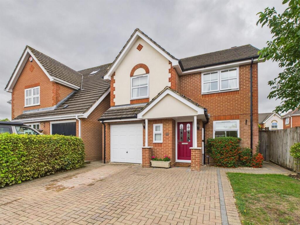 4-bed detached on Chatsworth Green, Hatch Warren, Basingstoke, £500,000