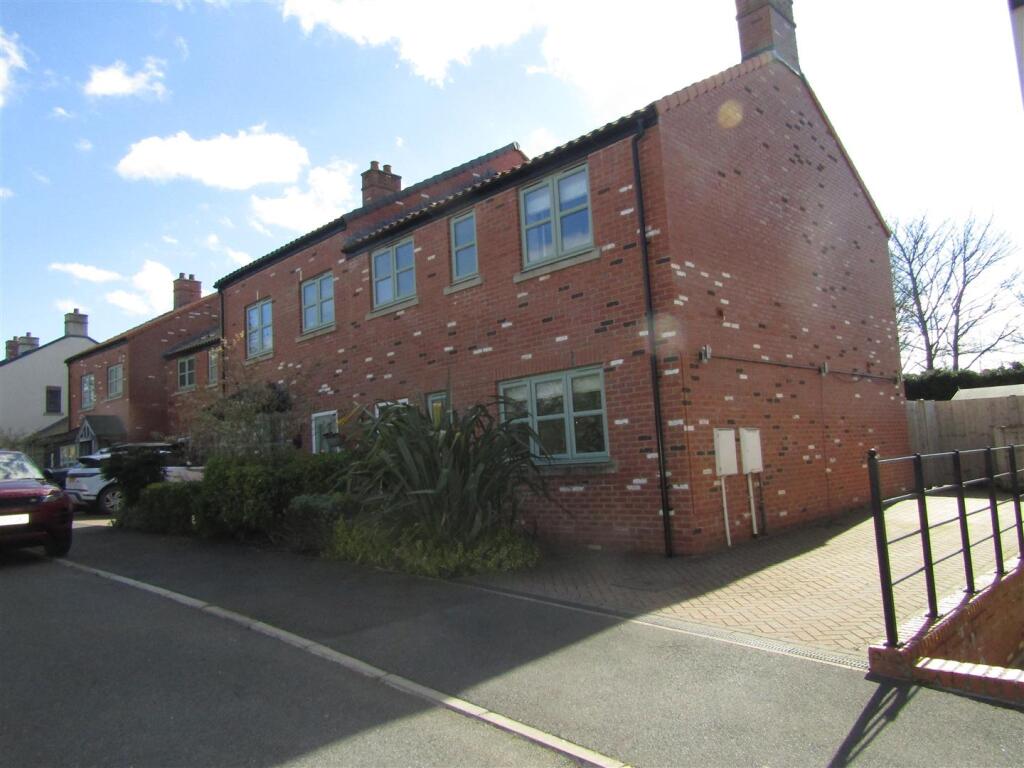 3-bed semi-detached on Hazeldene Fold, Minskip, York, £350,000