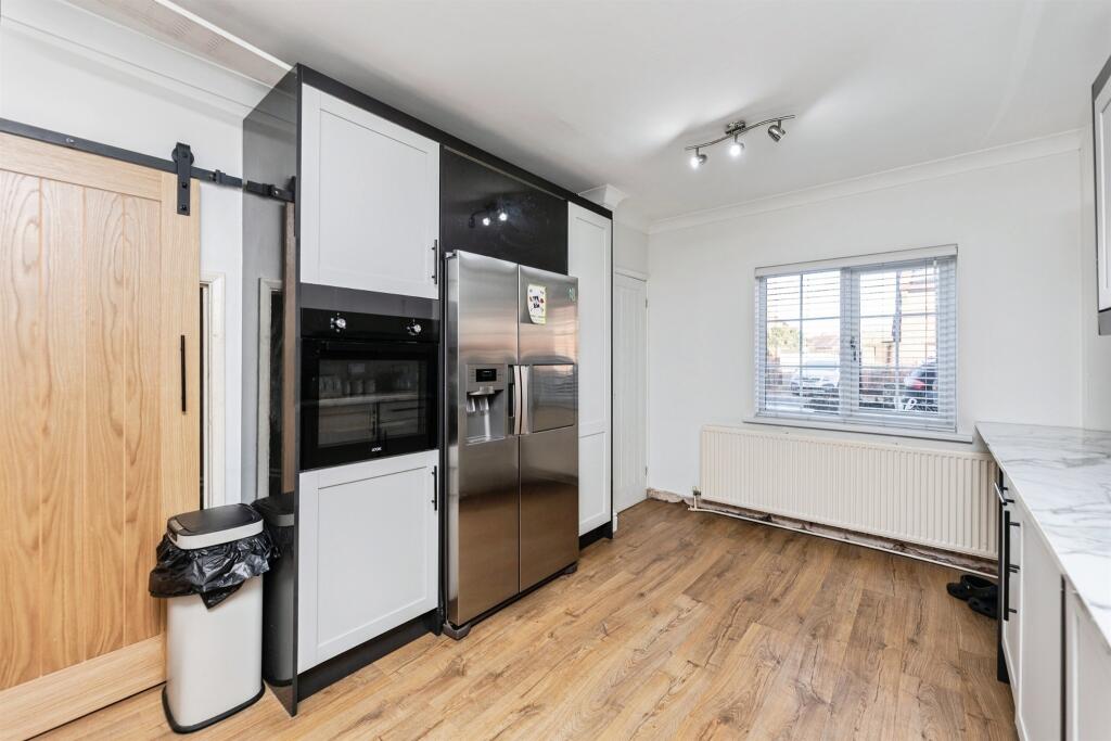 House in Wakefield, Featherstone - View 3