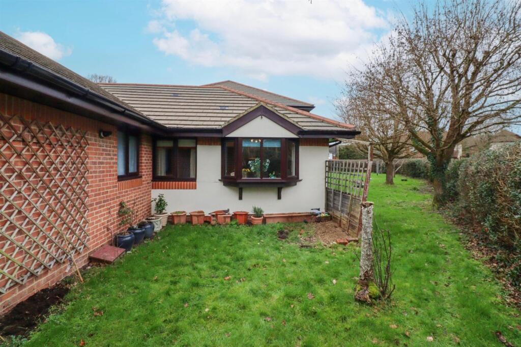 1-bed flat on Brandon Road, Church Crookham, Fleet, £200,000