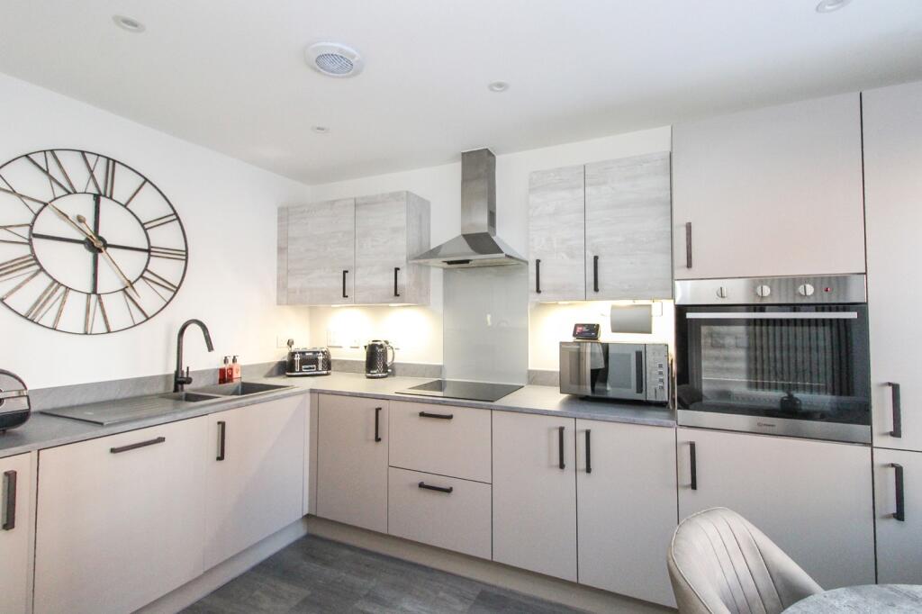 Oriel Road, Horsham, West Sussex. RH12 6AH photo 3