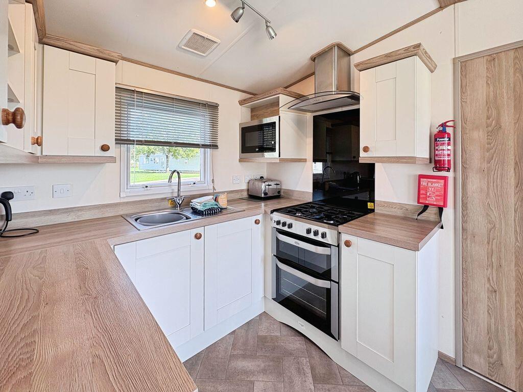 House in Cotswold, South Cerney - More