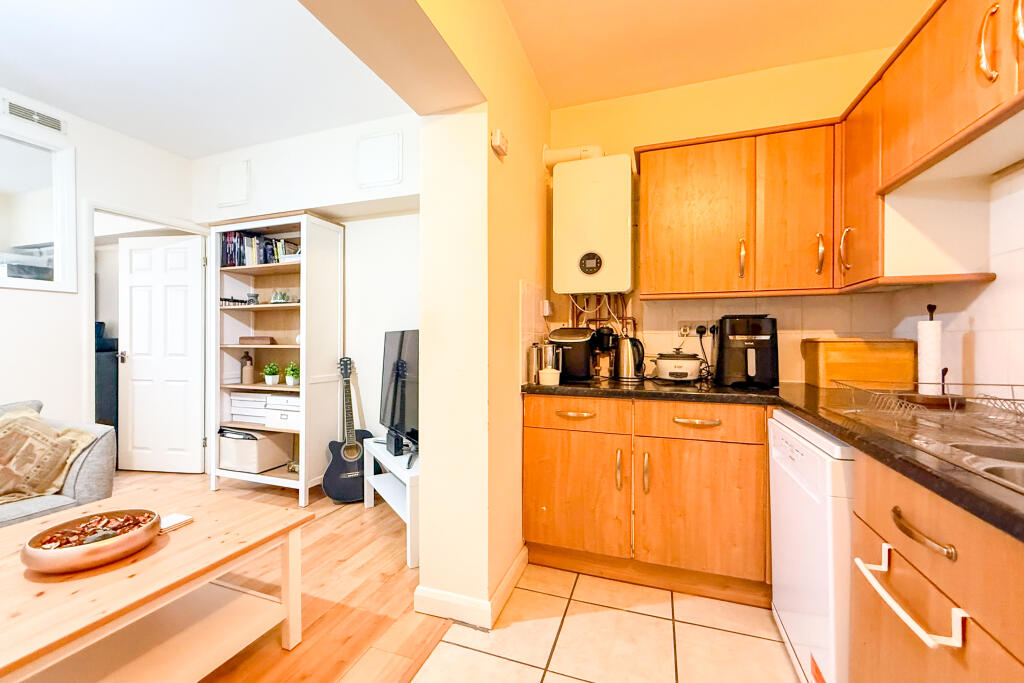 Apartment in Eastbourne, East Sussex - View 4