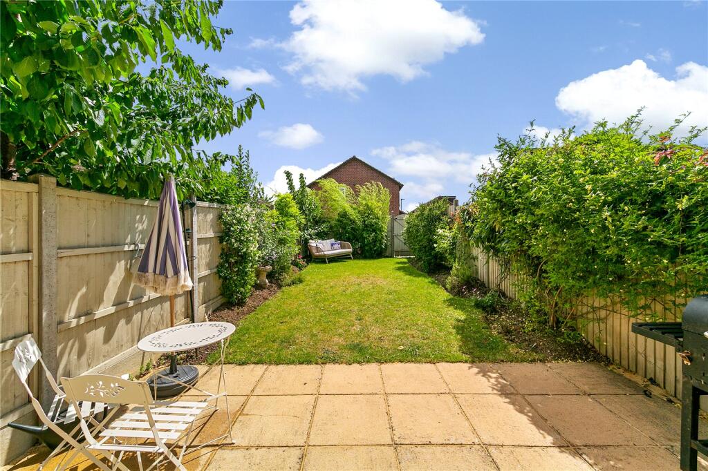 Fearnley Crescent, Hampton photo 2