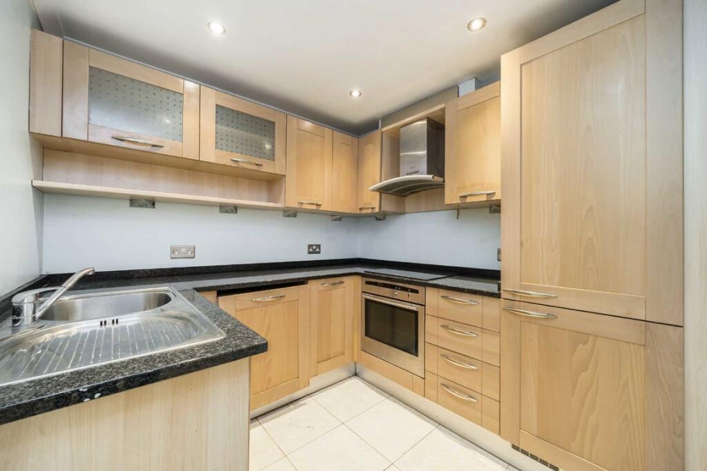 Apartment in London, Fallow Corner - View 2