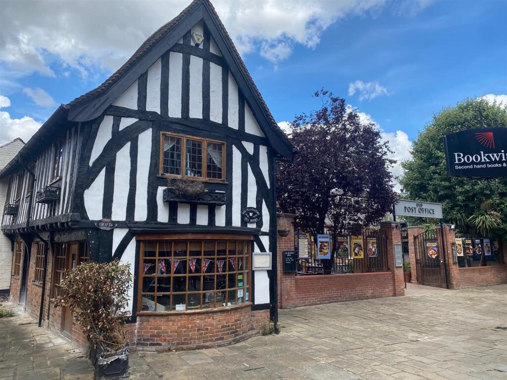 Main image of property: Queens Head Court, Newark