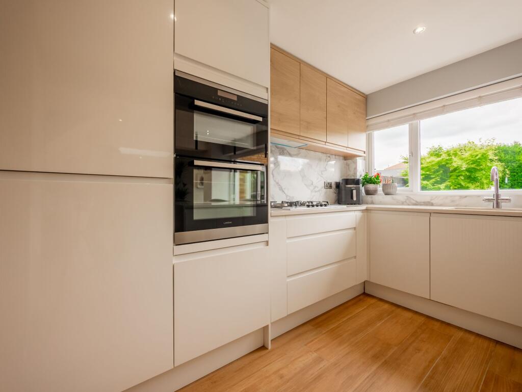 Highcliffe Close, Wickford, SS11 photo 4