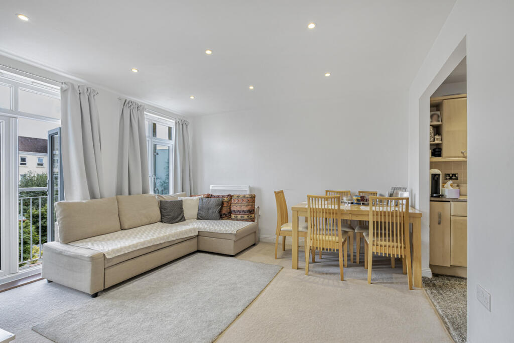 1-bed flat on 7 Magdalene Gardens, Whetstone, N20, £300,000