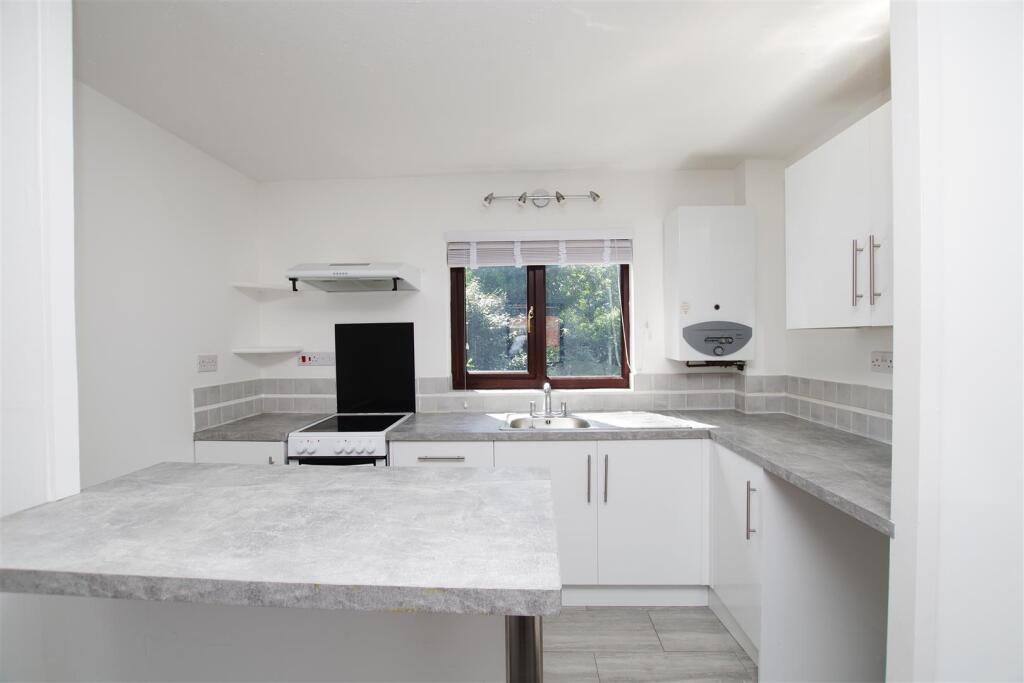 Heronbridge Close, Westlea, Swindon photo 4