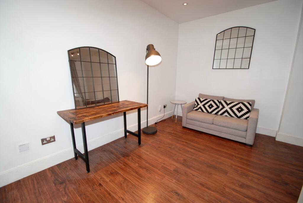 Apartment in Southall - View 5