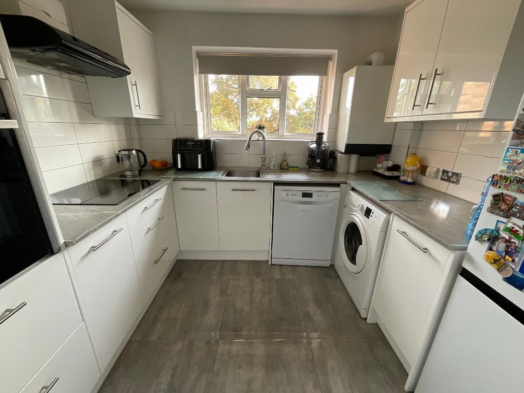 Apartment in London, Elm Park - View 3