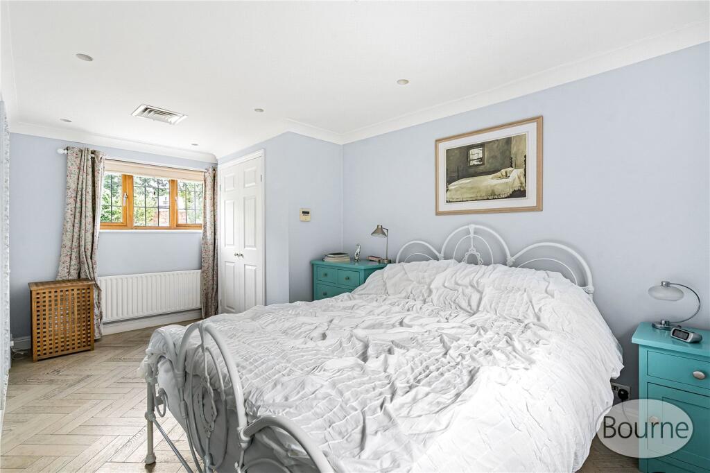 House in Guildford, Worplesdon - More