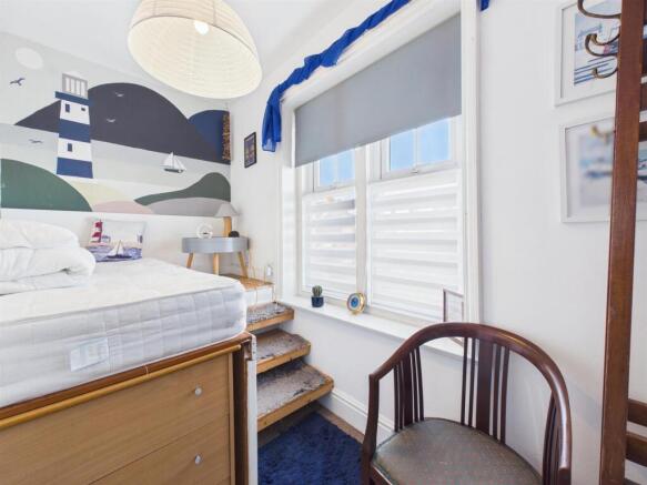 Bedroom/Room 1: