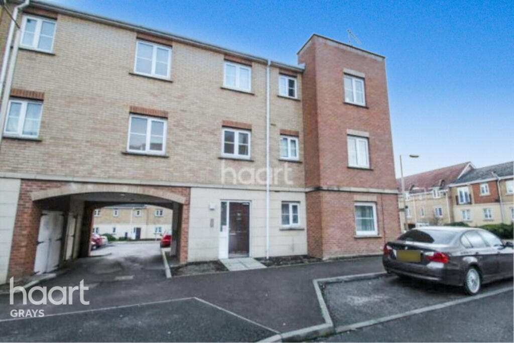 2-bed flat on Windermere Avenue, Purfleet, £210,000