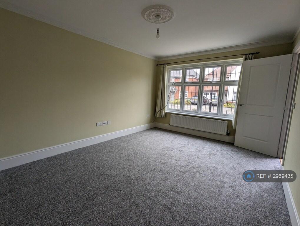 House in Rugby, Houlton, Clifton-upon-Dunsmore - More