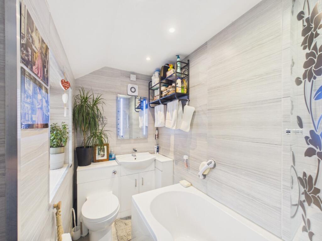 House in Hull - View 4