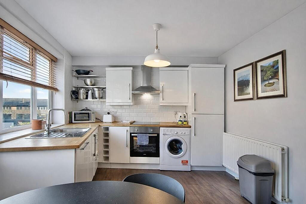 3-bed flat on 154 Battersea High Street , Battersea Park, London, SW11 3JR, £480,000