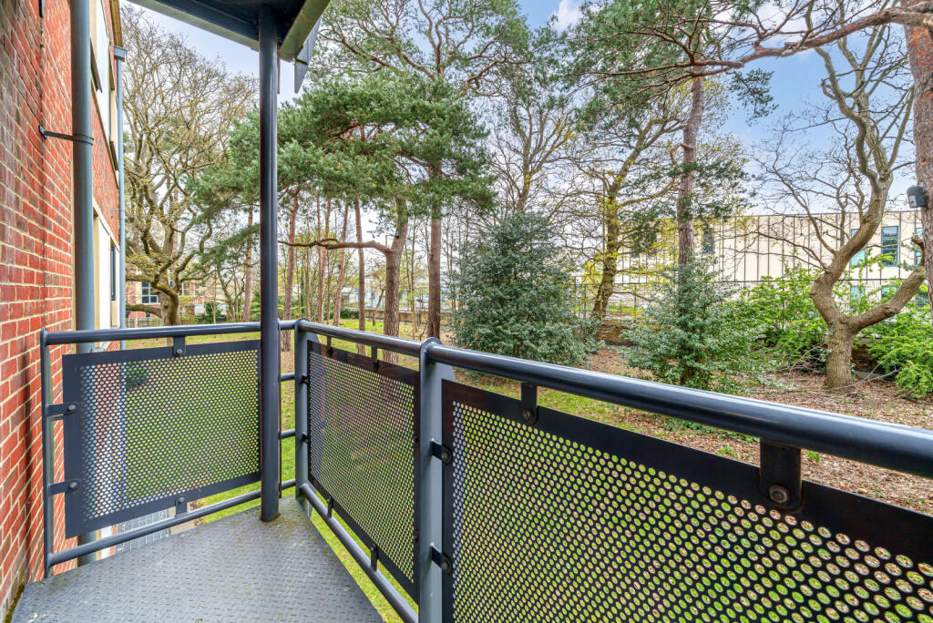 Wallis Square, Farnborough, GU14 photo 3