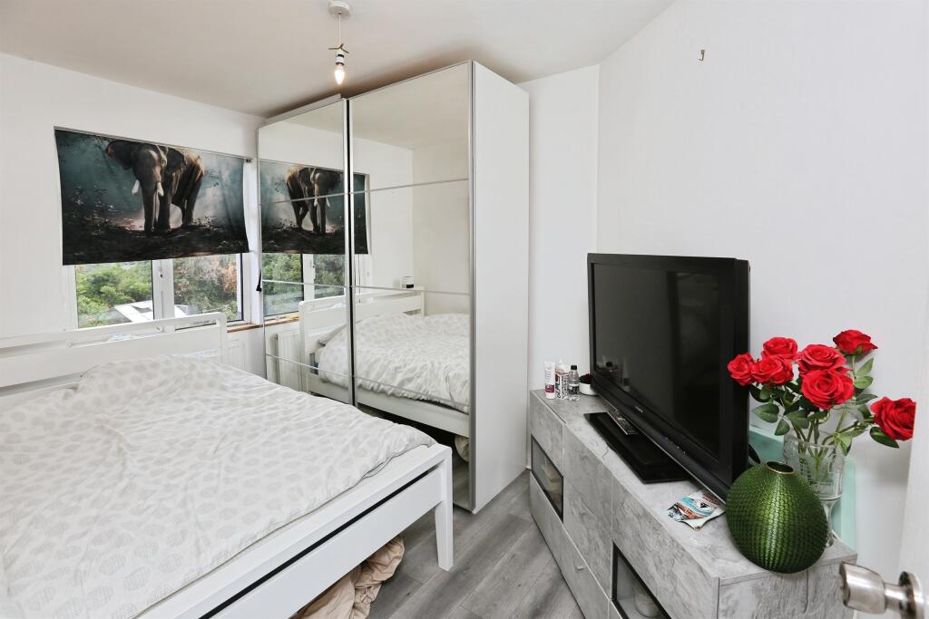 House in Eastleigh, Hound - More