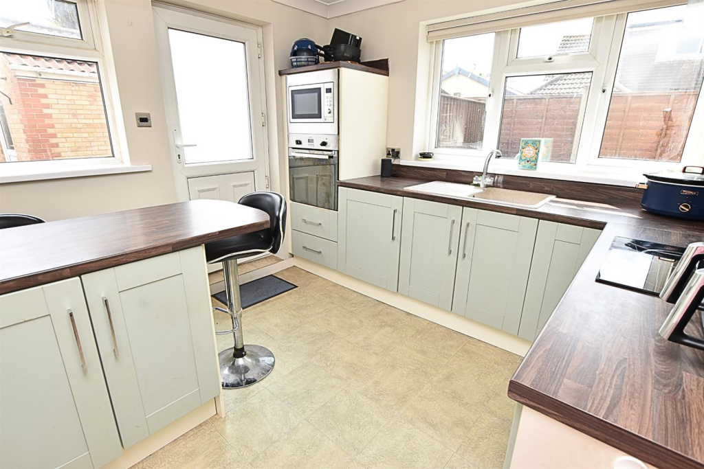 Janton Court, New Waltham, Grimsby photo 4