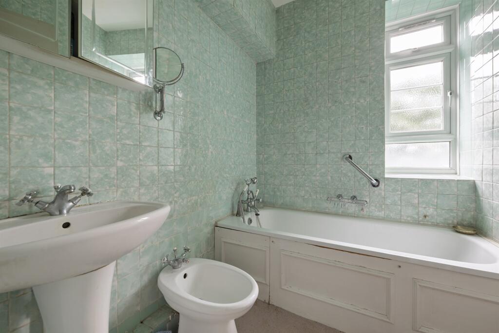 Apartment in London, Royal Borough of Kensington and Chelsea - More