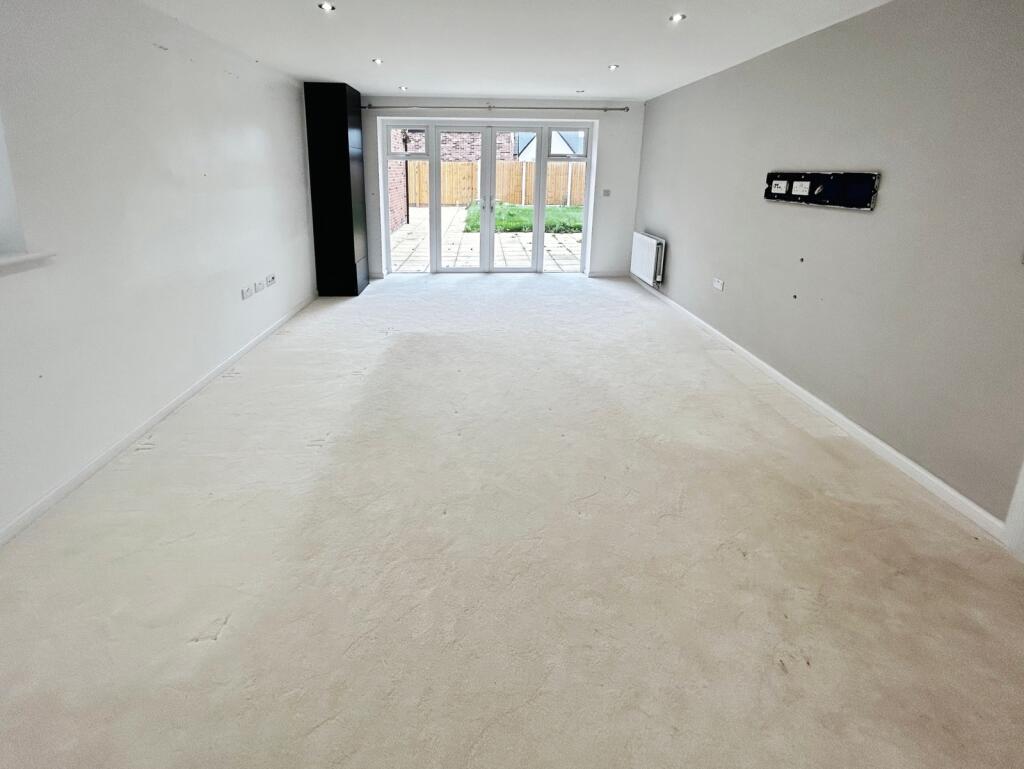 Battersby Close, Warwick, Warwickshire photo 3