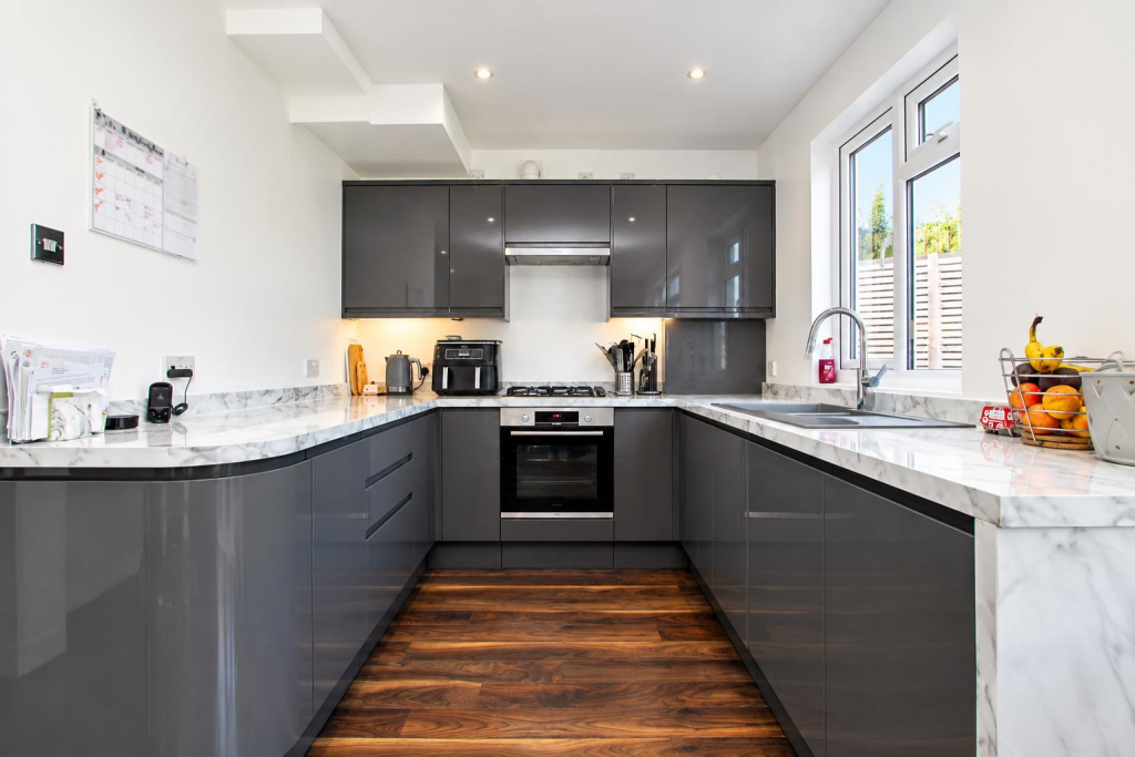 House in Sutton - View 5