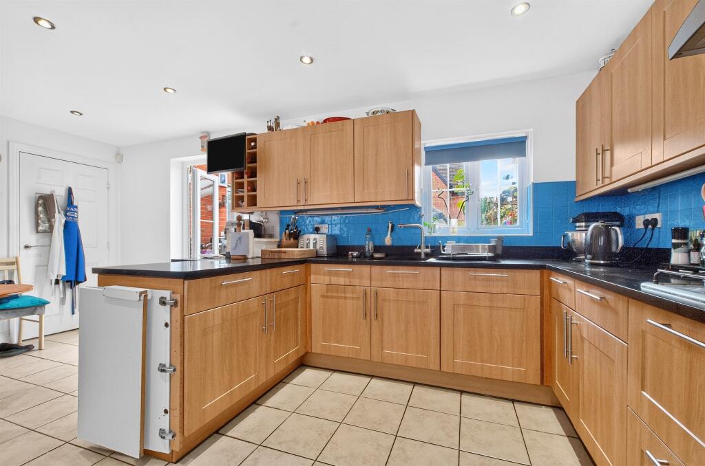 Fillingham Way, HATFIELD photo 2