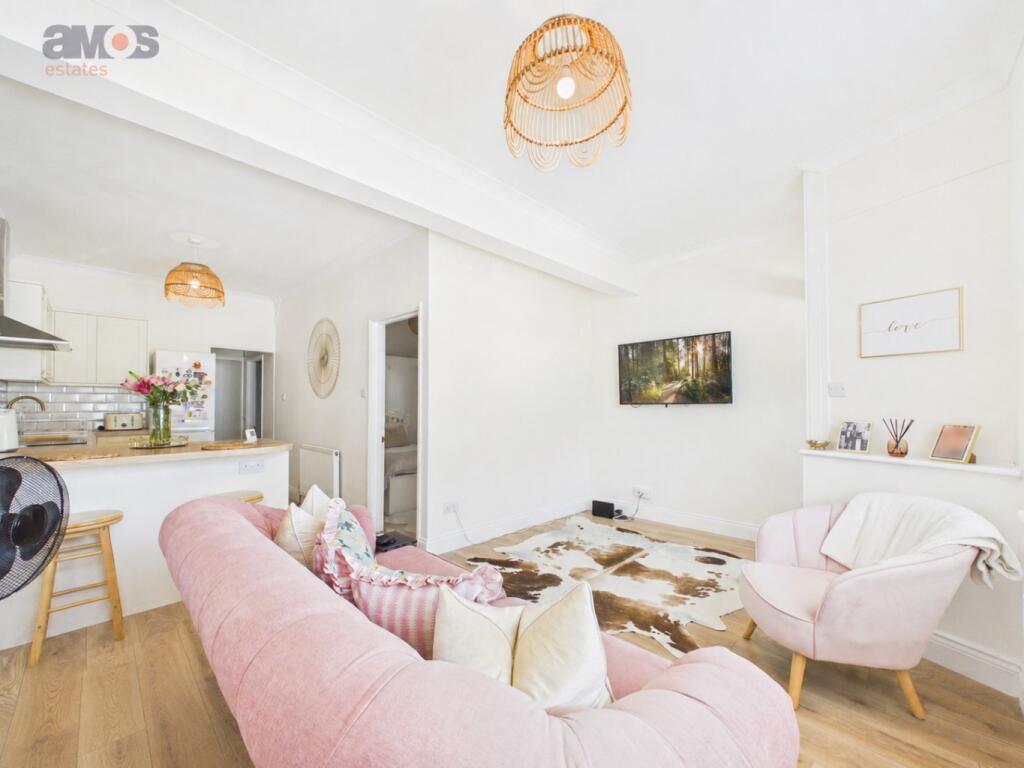 Apartment in Southend-on-Sea - View 4