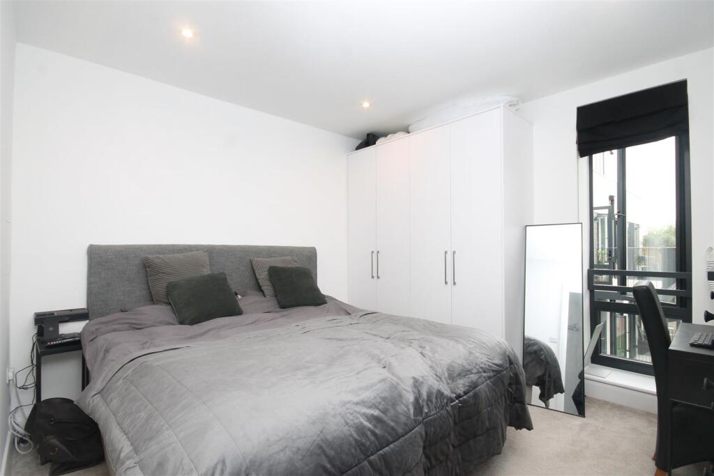 Apartment in Mole Valley, Leatherhead - View 5