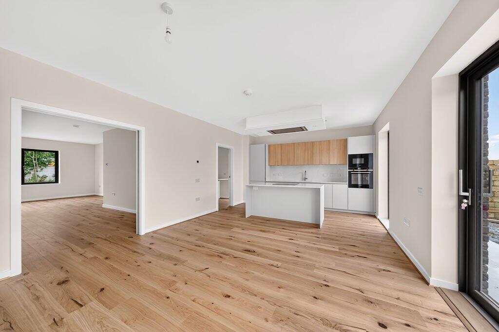3 Lilacbank Close, Currie, Midlothian photo 4