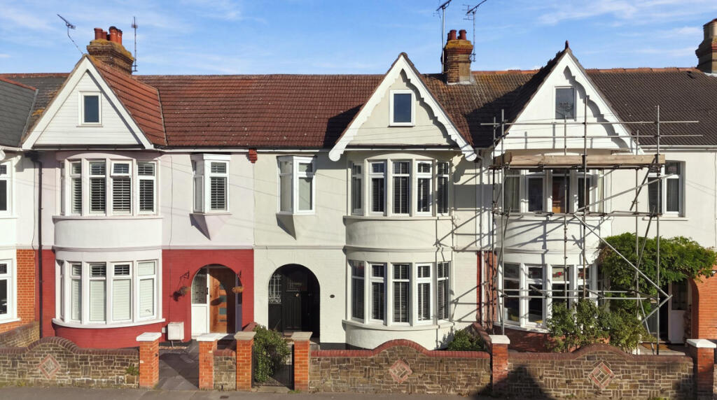 Main image of property: Cliffsea Grove, Leigh-on-sea, SS9
