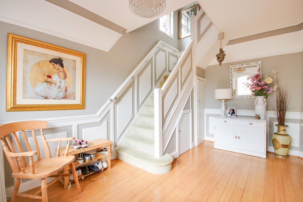 POPULAR LOCATION! NO FORWARD CHAIN! 1930's SEMI DETACHED HOUSE photo 4