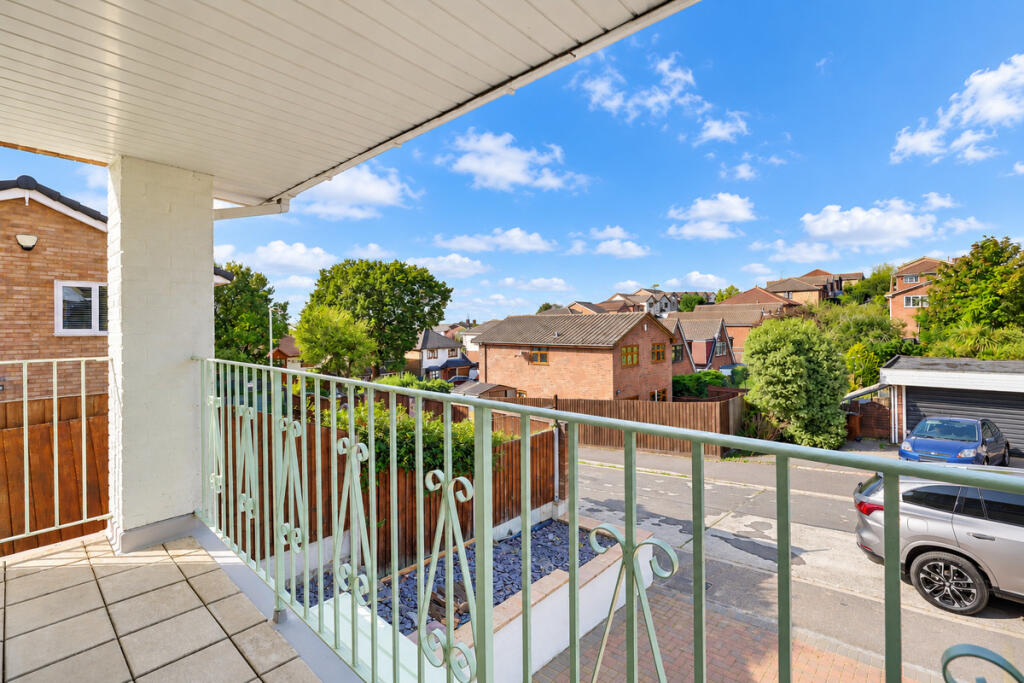 House in Castle Point, South Benfleet - More