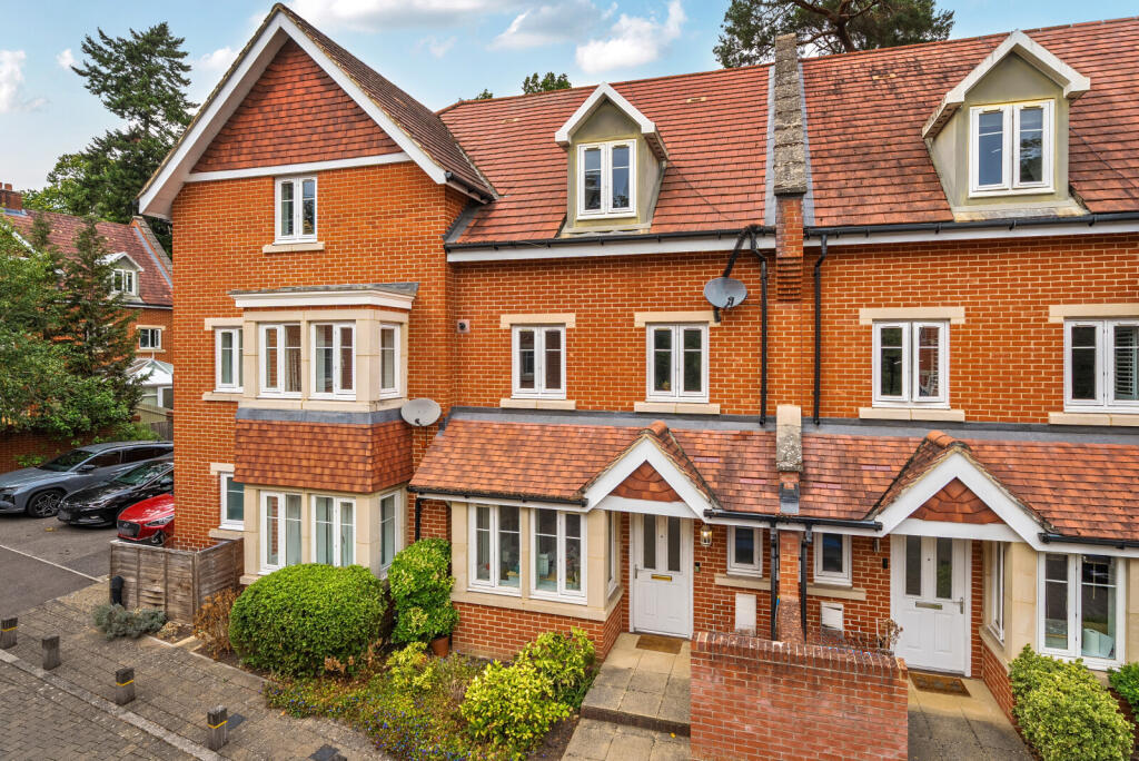 House in Woking, Maybury, Westfield