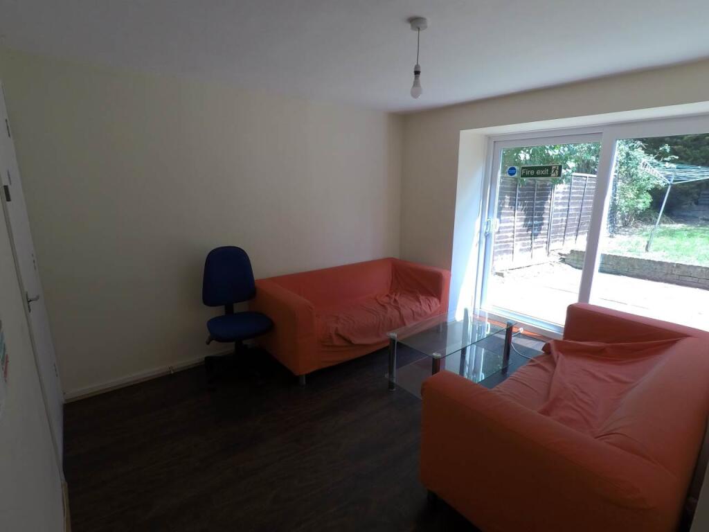 House in Hatfield, Roe Green - View 4
