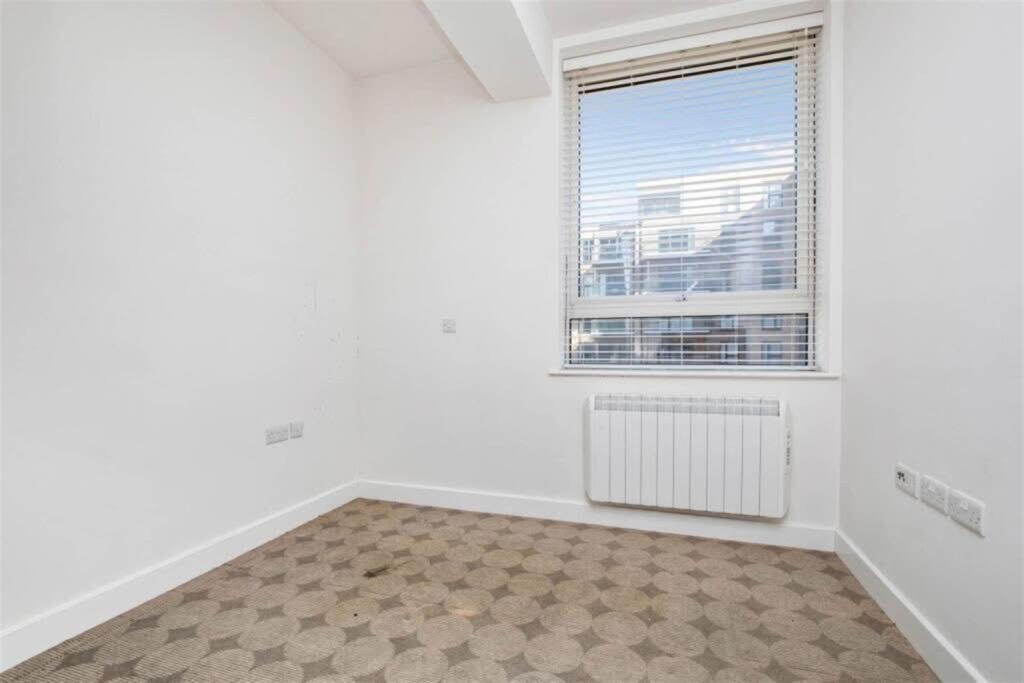 Apartment in Worthing, West Sussex - More