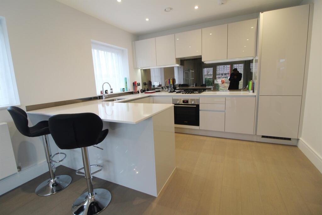 Apartment in Reading, Green Park - View 2