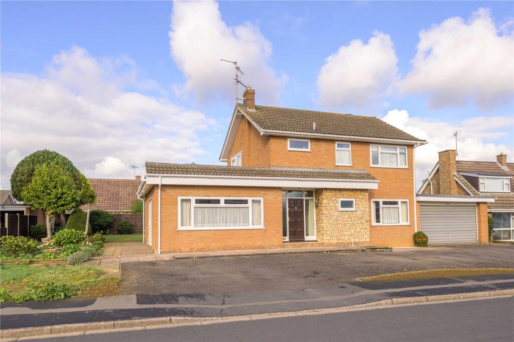 3-bed detached on Clinton Drive, Sleaford, Lincolnshire, NG34, £300,000