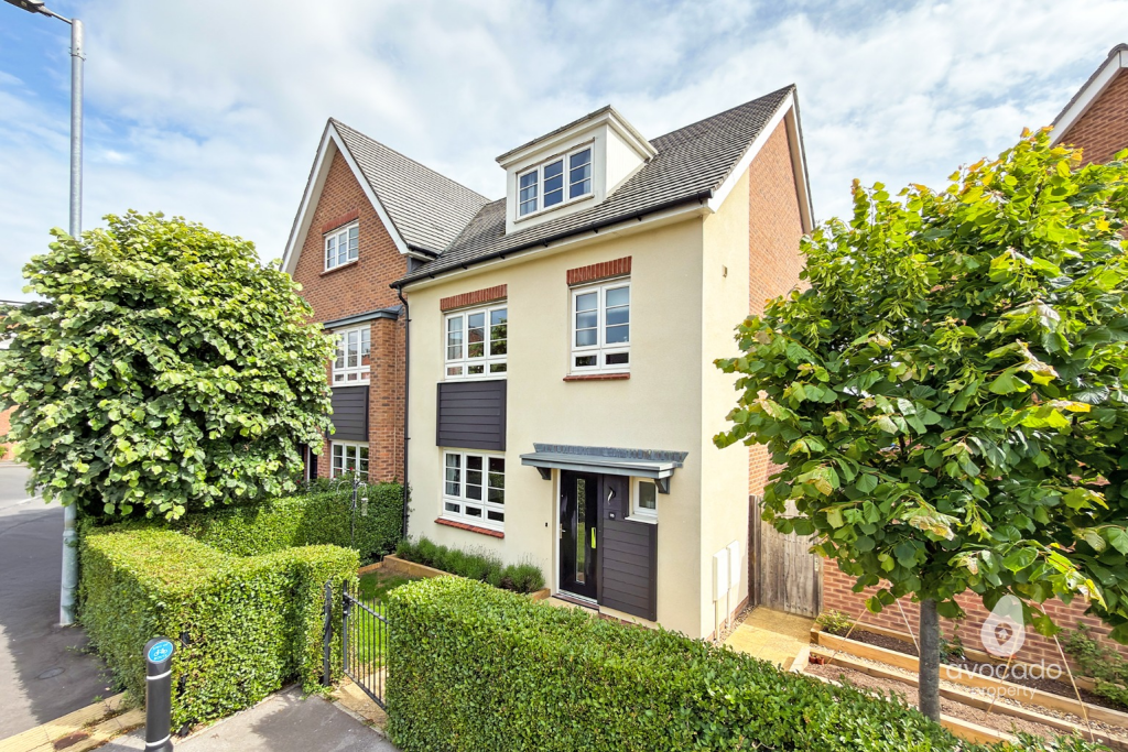 House in Binfield, Jennetts Park, Temple Park