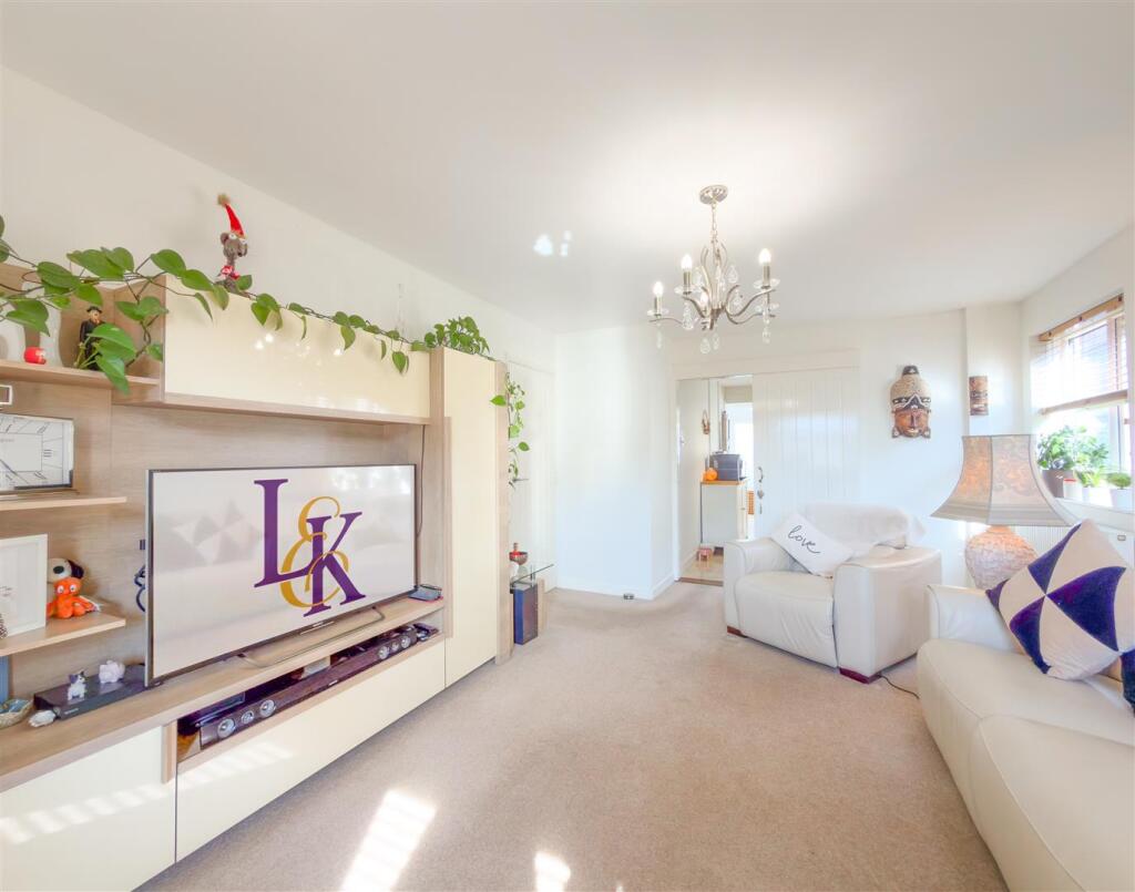 Sunderland Close, Bowerhill, Melksham photo 3