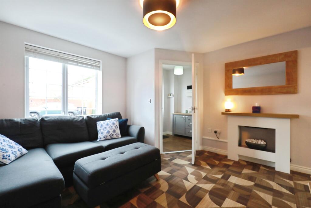 Flint Close, Southam photo 3