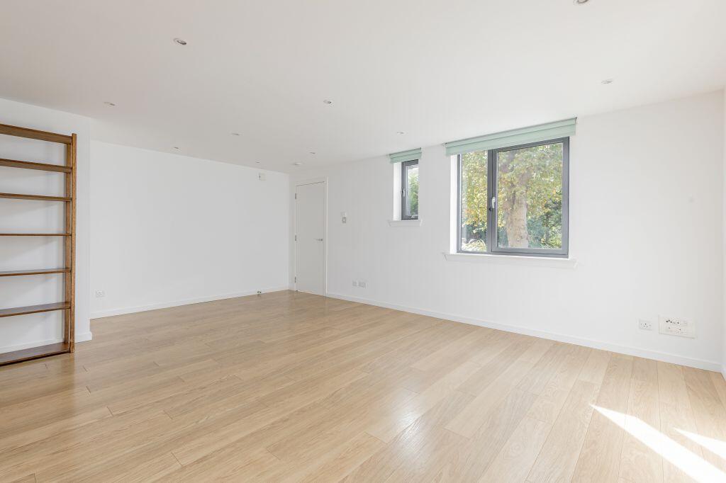 Apartment in Edinburgh, Corstorphine - View 3