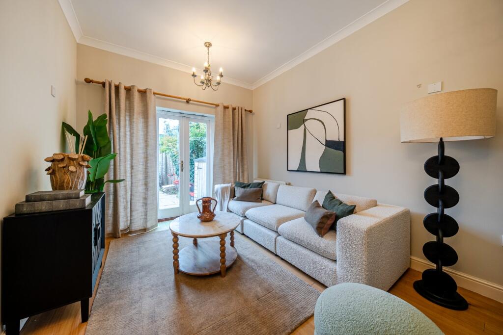 House in London, Cottenham Park, Raynes Park - More
