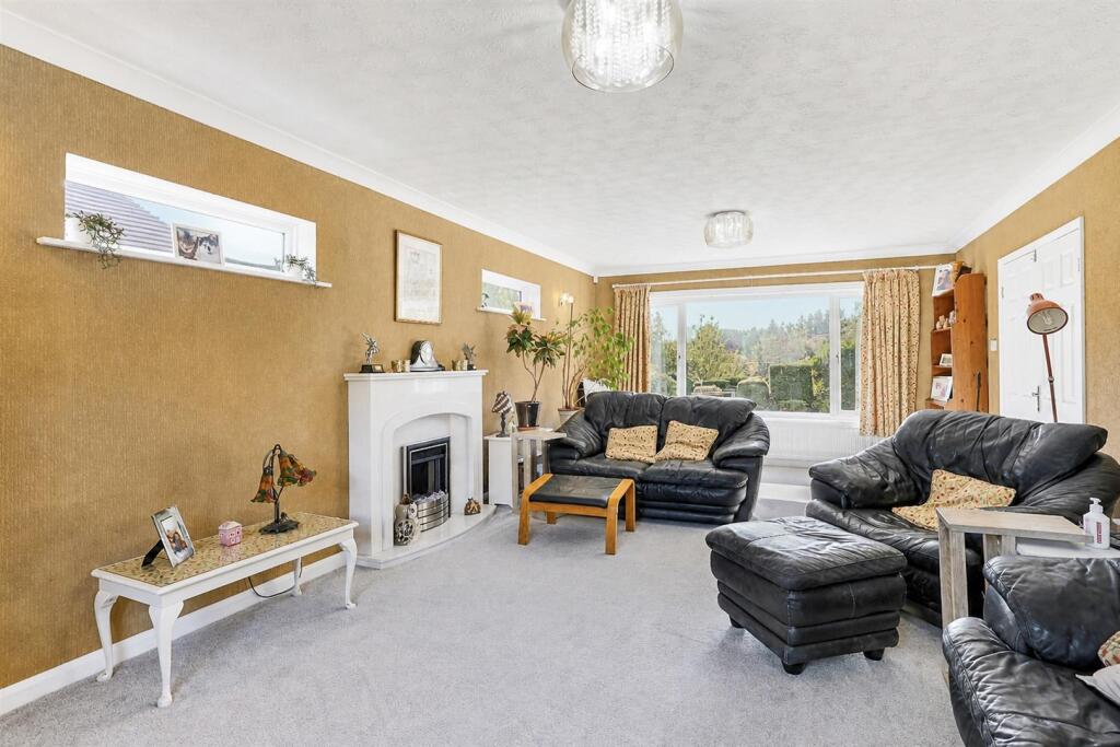 House in Kirklees, Northorpe, Mirfield - More